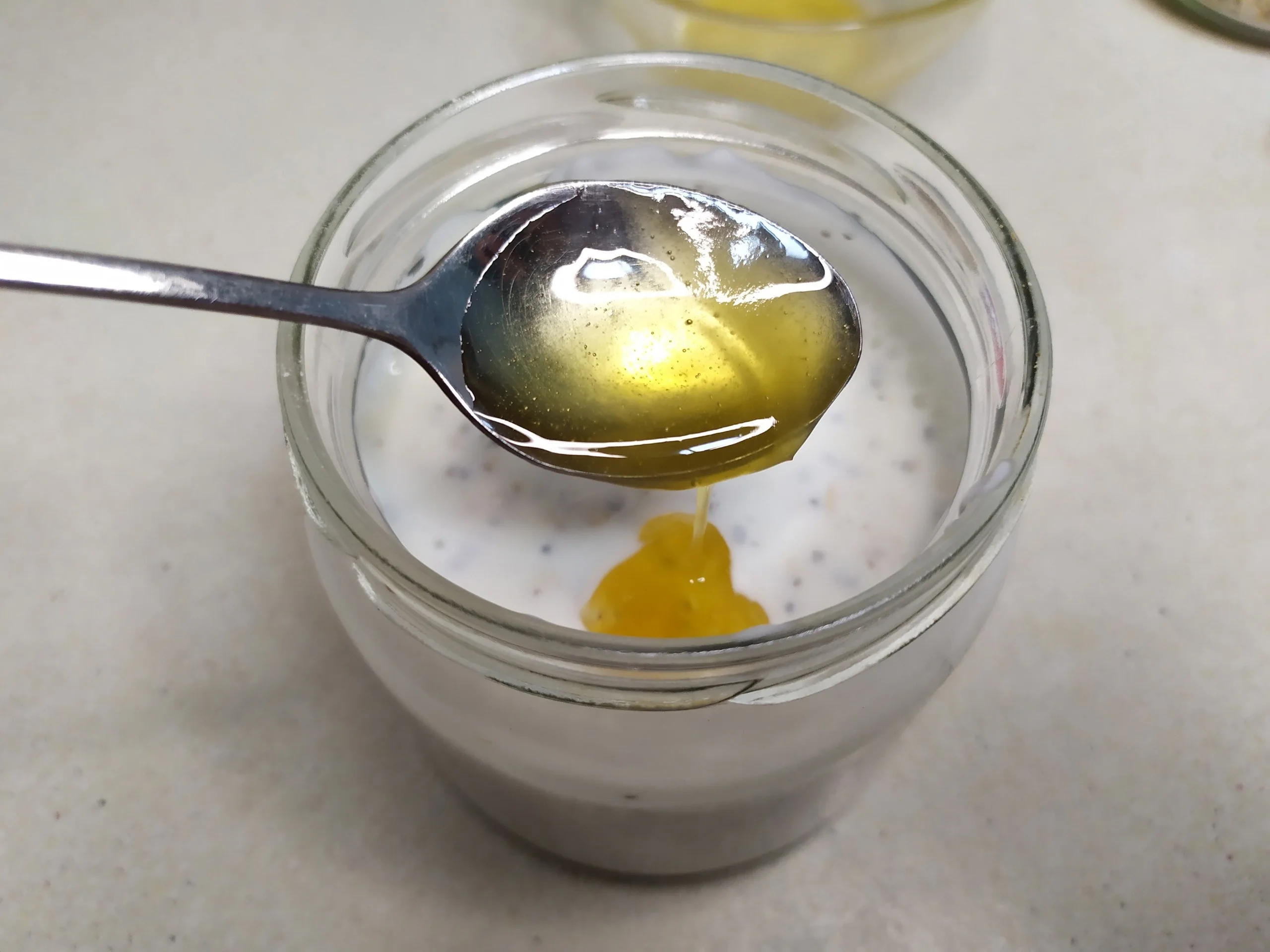 Шаг 4: Ленивая овсянка с клубникой