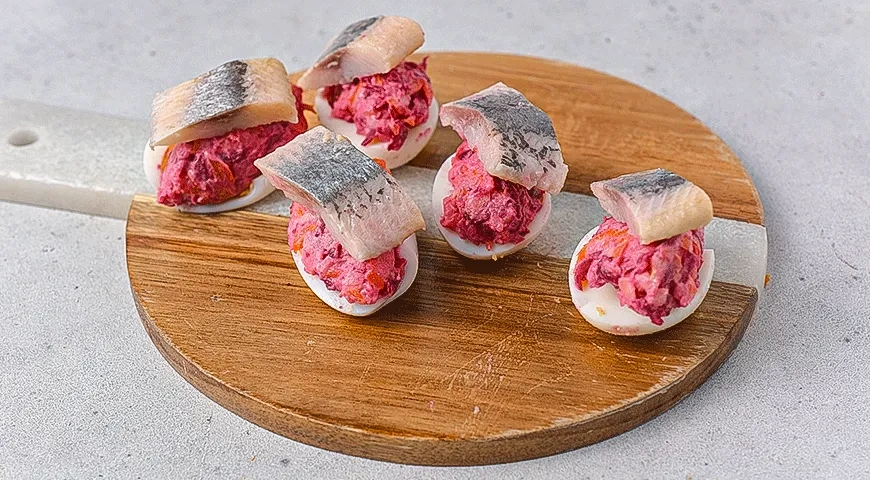 Ленивая селедка под шубой в яйце: шаг 4