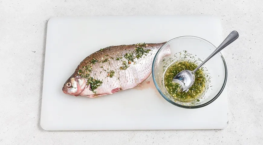 Лещ, запеченный целиком в фольге в духовке: шаг 4