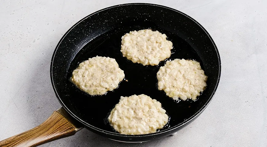 Луковые оладьи: шаг 4