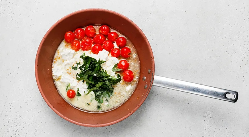 Макароны с брынзой и помидорами на сковороде: шаг 4