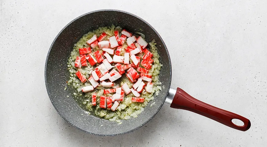 Макароны с крабовыми палочками: шаг 4