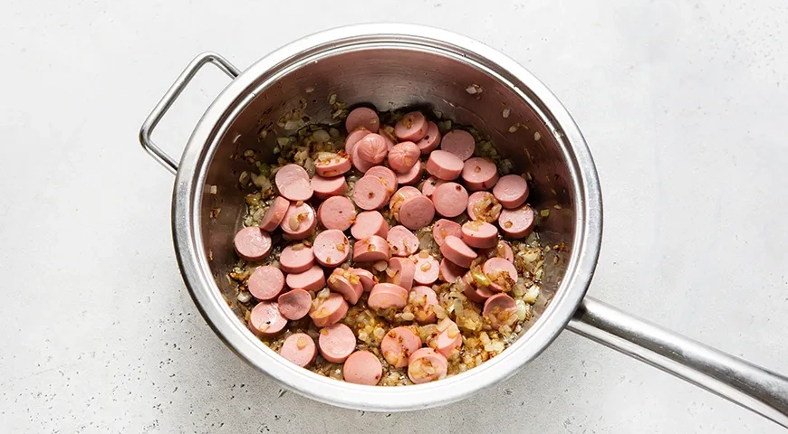 Макароны с сосисками под сливочным соусом: шаг 4