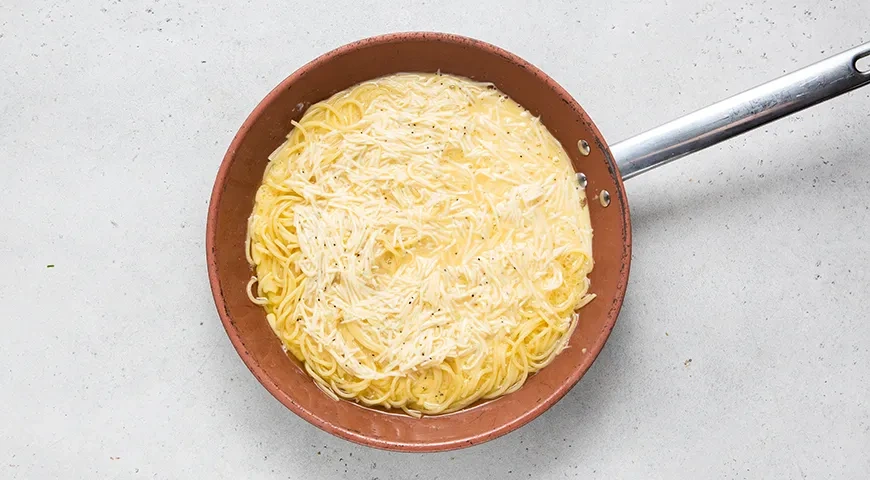 Макароны с яйцом и сыром на сковороде: шаг 4