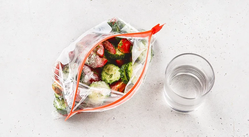 Малосольные огурцы и помидоры в пакете: шаг 4