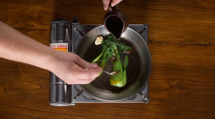 Маринованный малоглазый макрурус, жаренный с капустой пак-чой: шаг 4