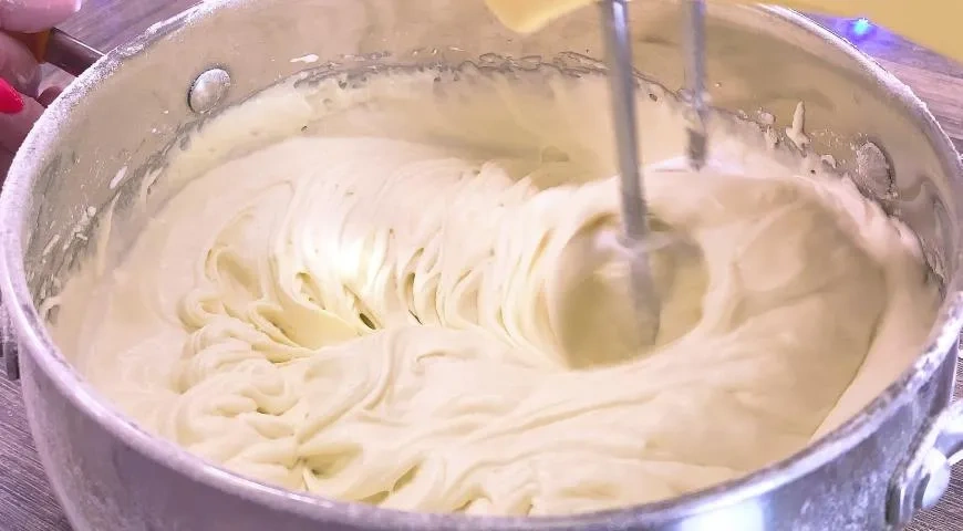 Масляный кекс со сметанной начинкой: шаг 4