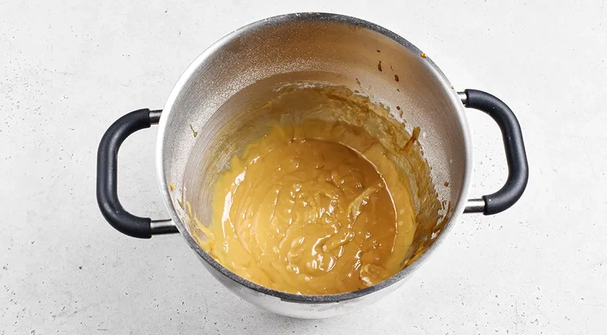 Медовик с черносливом и грецкими орехами: шаг 4