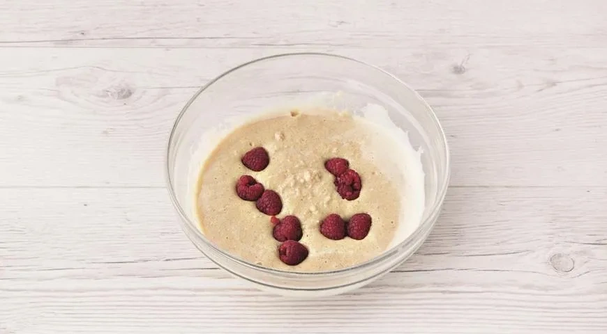 Миндальные кексы с малиной: шаг 4