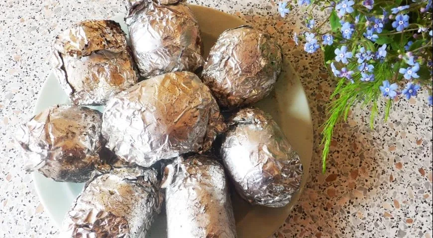 Молодой картофель, запеченный на углях со сметанным соусом: шаг 4