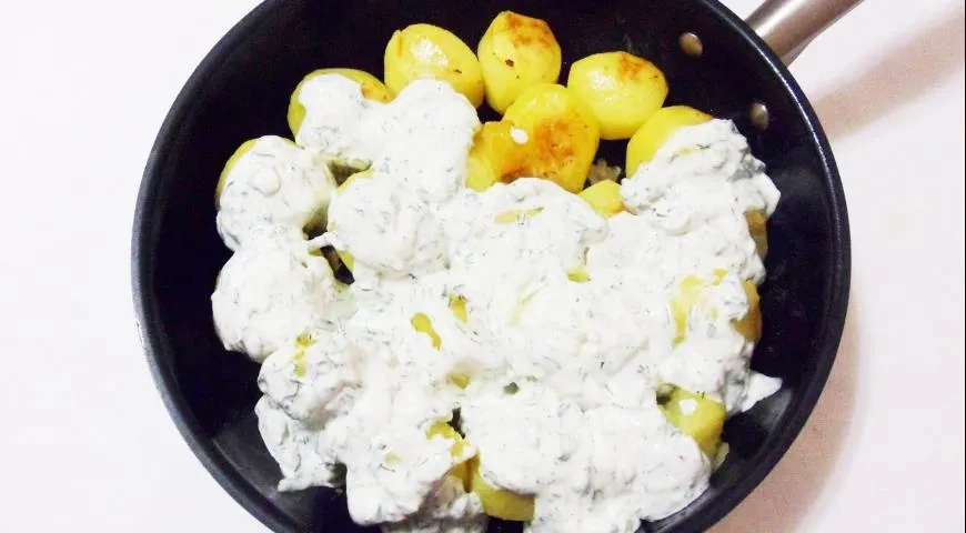 Молодая картошка в сметане с укропом на сковороде: шаг 4