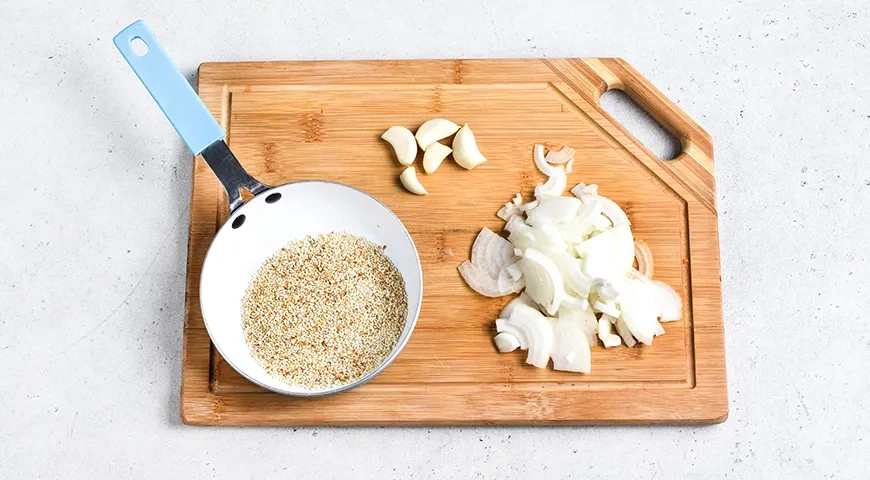 Морковь по-корейски с соевым соусом и кунжутом: шаг 4