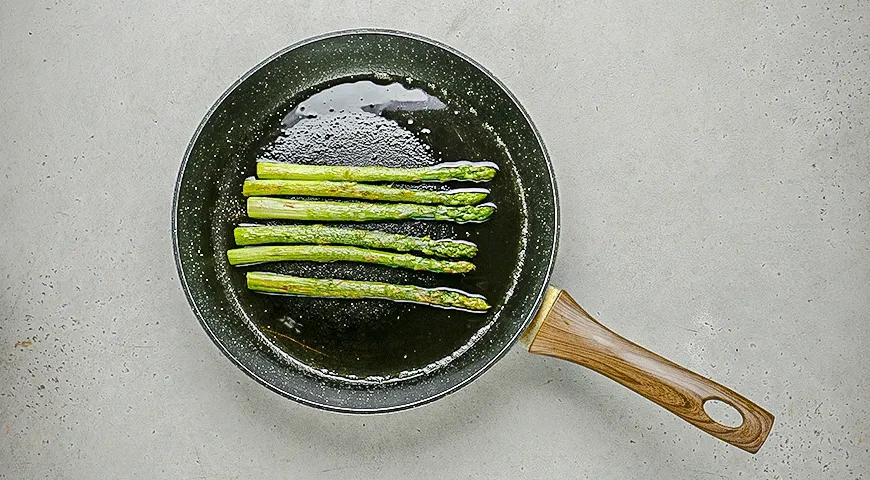Мраморный рулет из рыбы со спаржей, цитрусовым жу и кремом из сельдерея: шаг 4