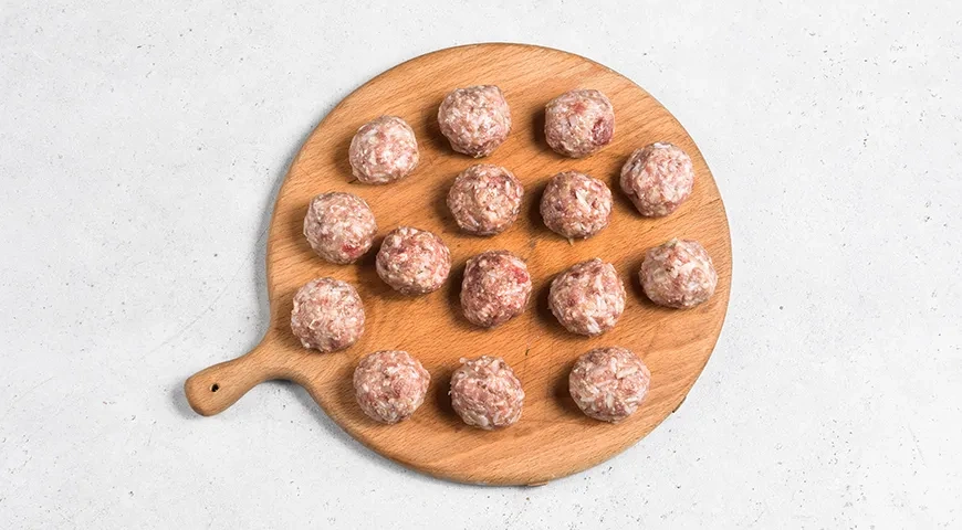 Мясные тефтели в томатном соусе: шаг 4