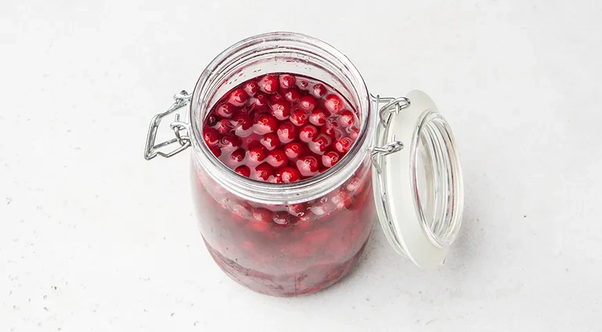 Настойка из клюквы с медом и мятой по-домашнему: шаг 4