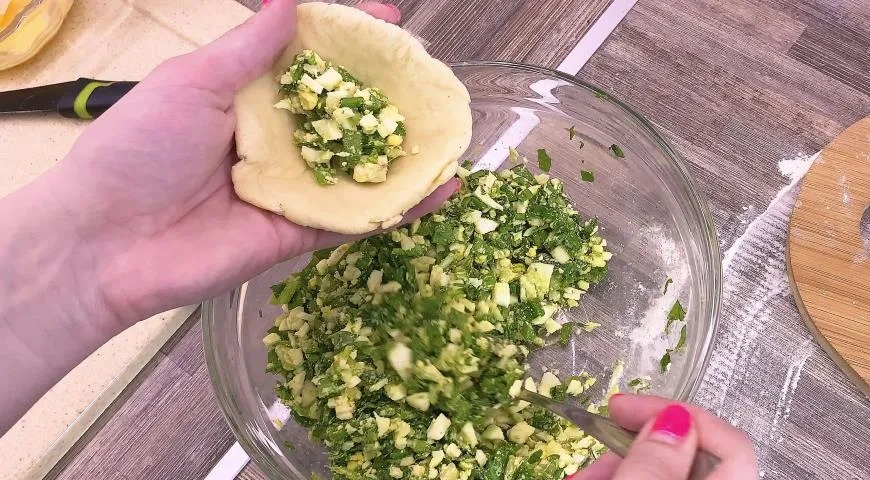 Необычные пирожки с черемшой и яйцом в духовке: шаг 4