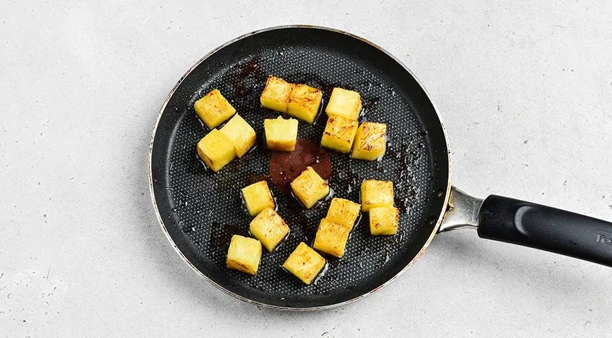 Новогоднее канапе с ананасом на шпажках: шаг 4