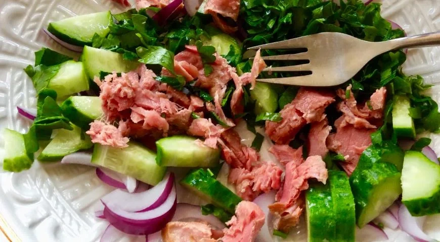 Огуречный салат с тунцом: шаг 4