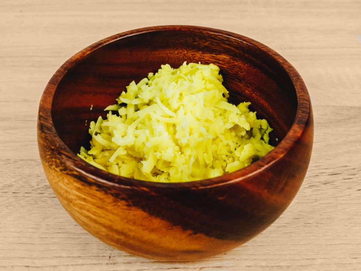 Шаг 4: Окрошка с колбасой и редисом