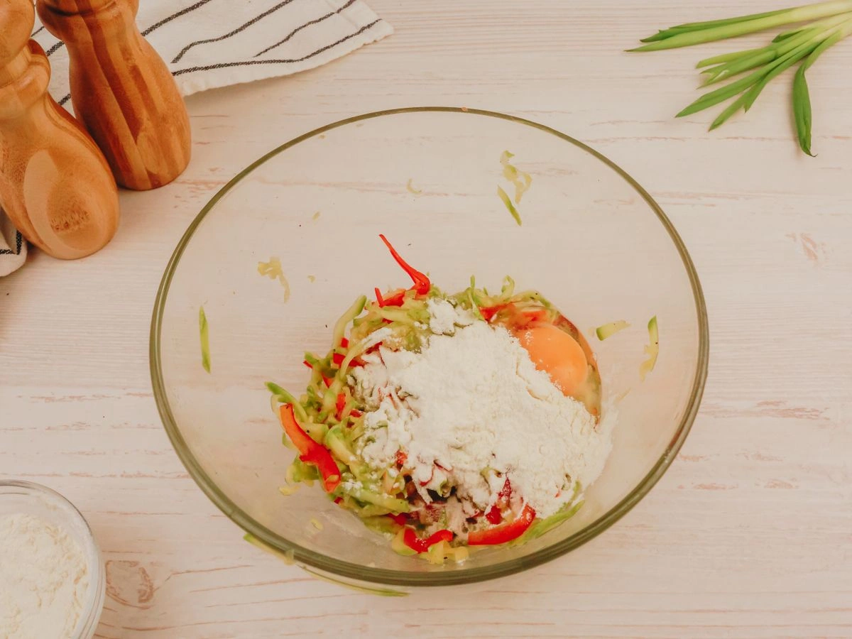 Шаг 4: Оладьи из кабачков и болгарского перца