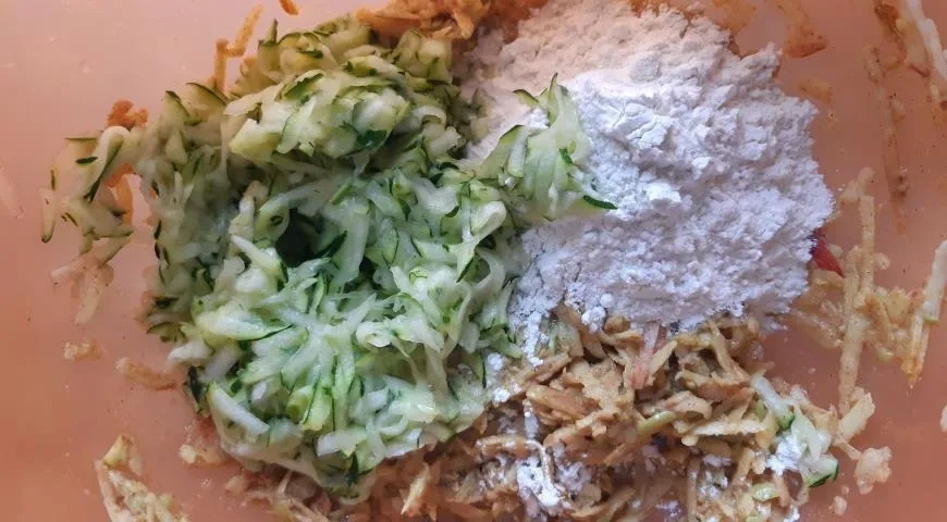 Оладьи из кабачков и яблок: шаг 4