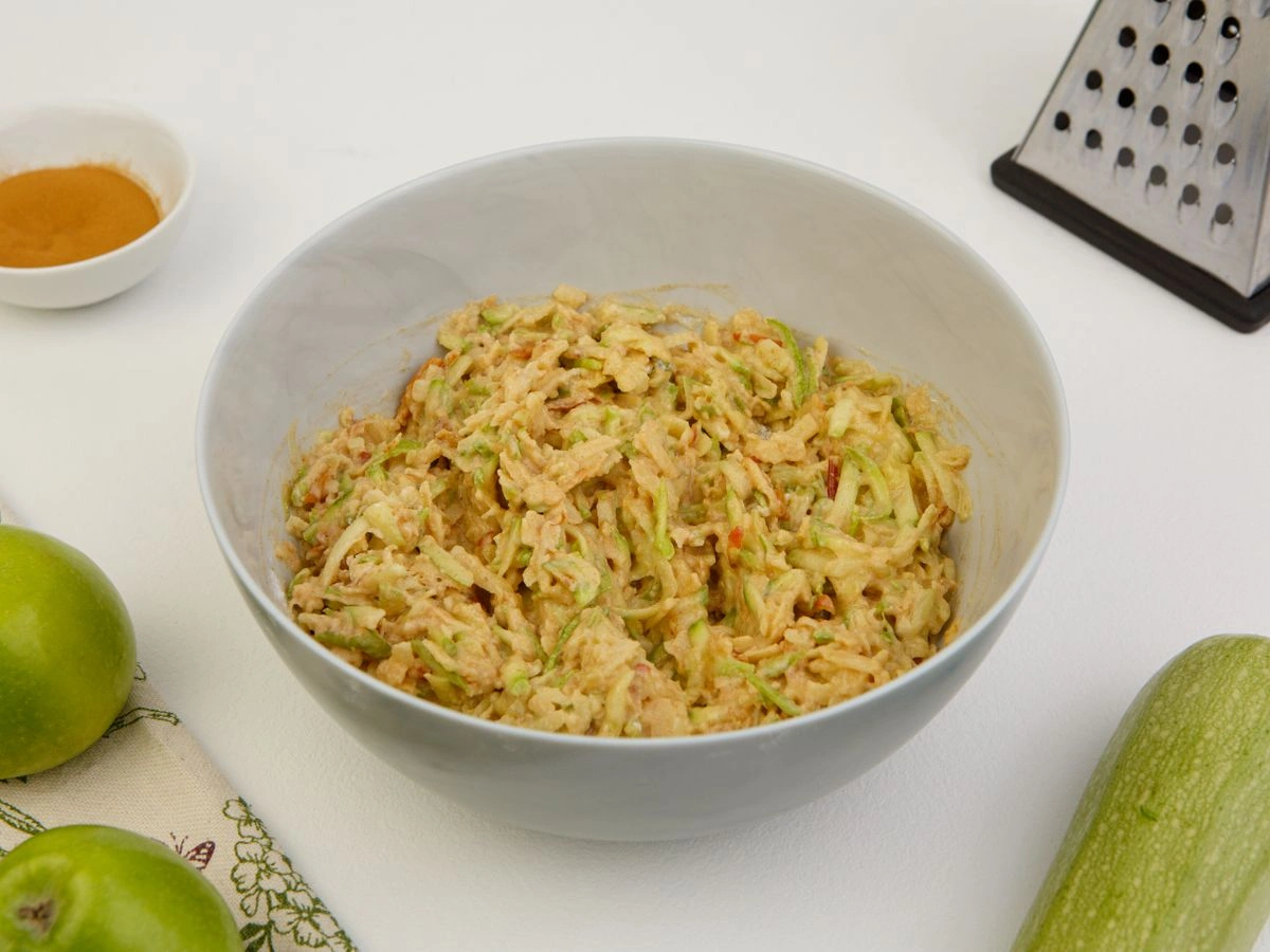 Шаг 4: Оладьи из яблок и кабачка