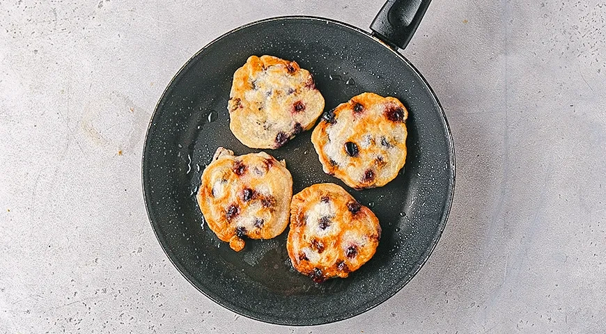 Оладьи на минеральной воде с голубикой: шаг 4