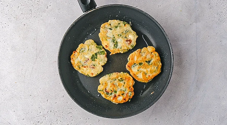 Оладьи на минеральной воде со шпинатом и фетой: шаг 4