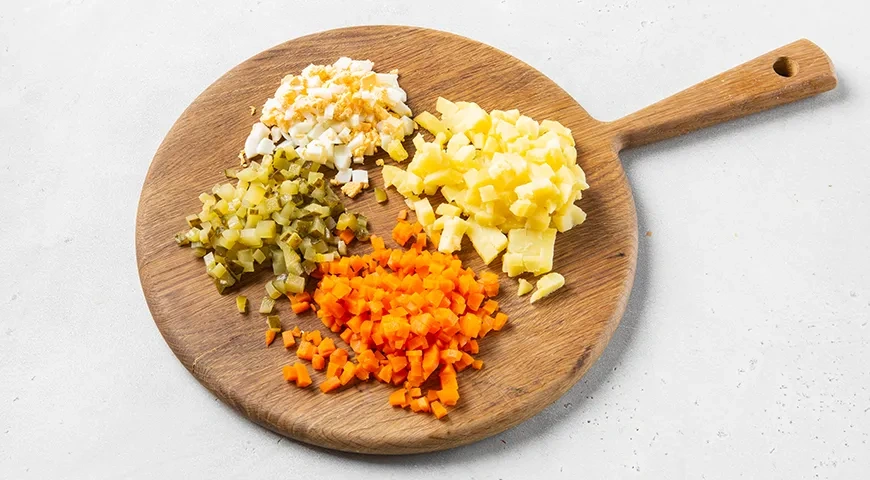 Оливье с крабовыми палочками: шаг 4