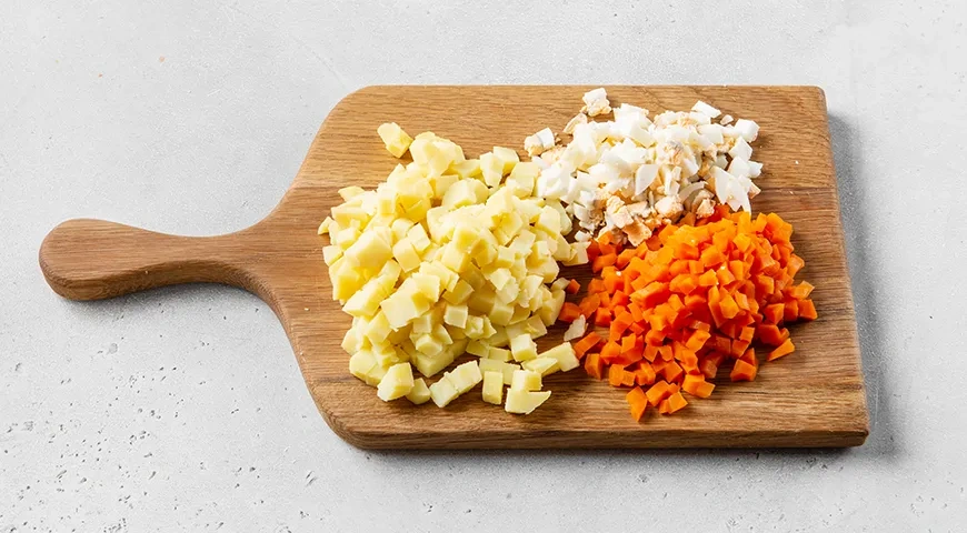 Оливье с сосисками: шаг 4