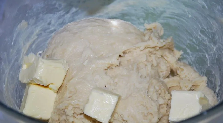 Пасхальная выпечка с вяленой вишней, шоколадом и фисташками: шаг 4