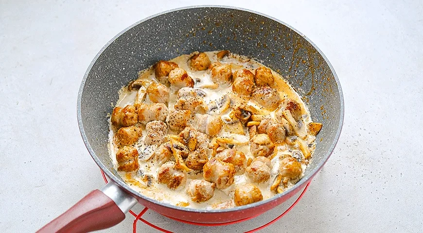 Паста с колбасками и грибами в сливочном соусе: шаг 4