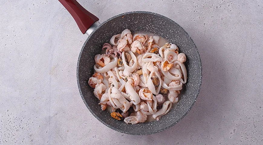 Паста с морепродуктами, шпинатом и вялеными томатами: шаг 4