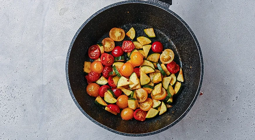 Паста с овощами и чипсами из салями: шаг 4