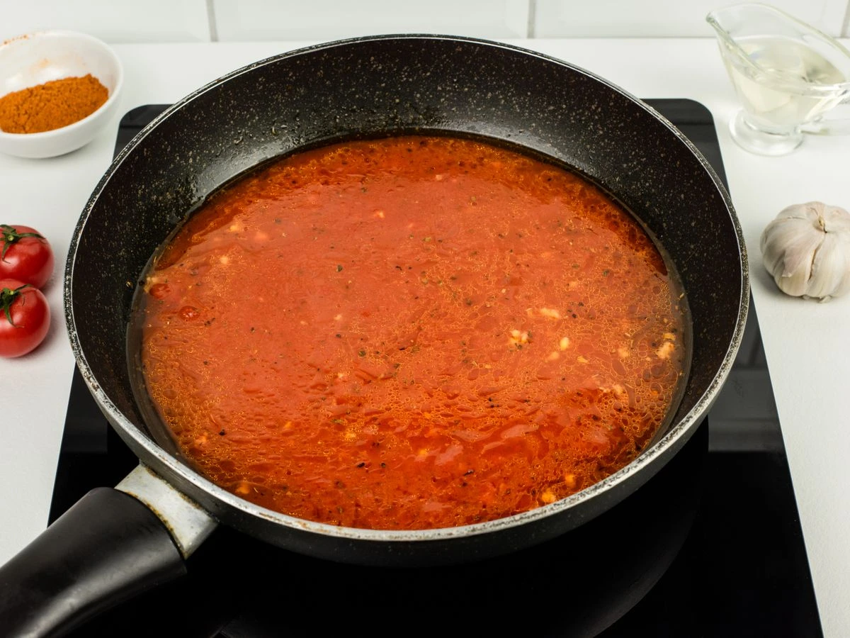 Шаг 4: Паста в томатно-чесночном соусе