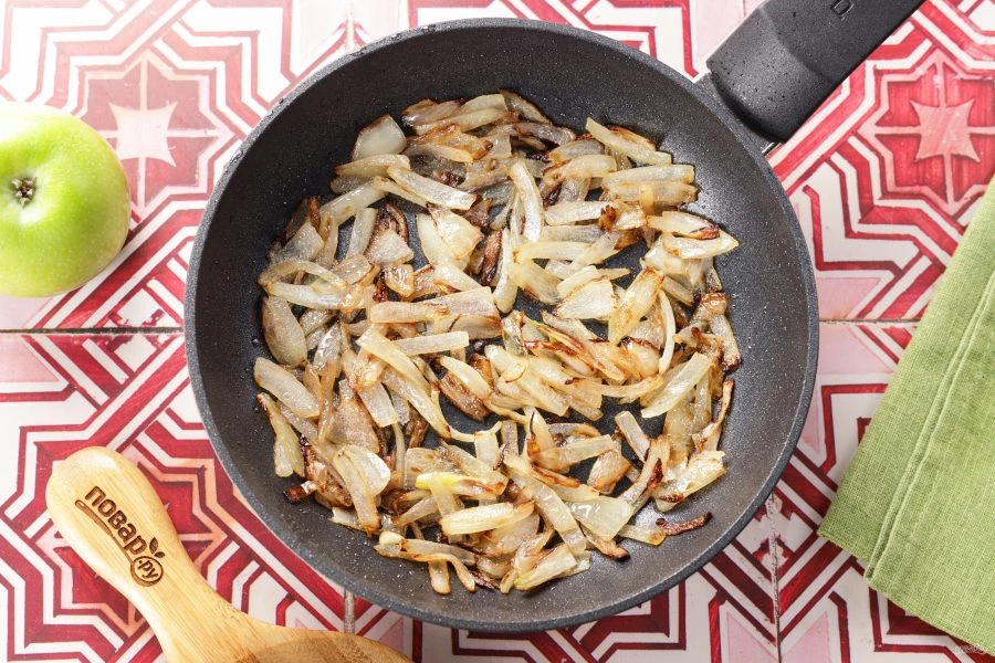 Шаг 4: Печень с луком и яблоками