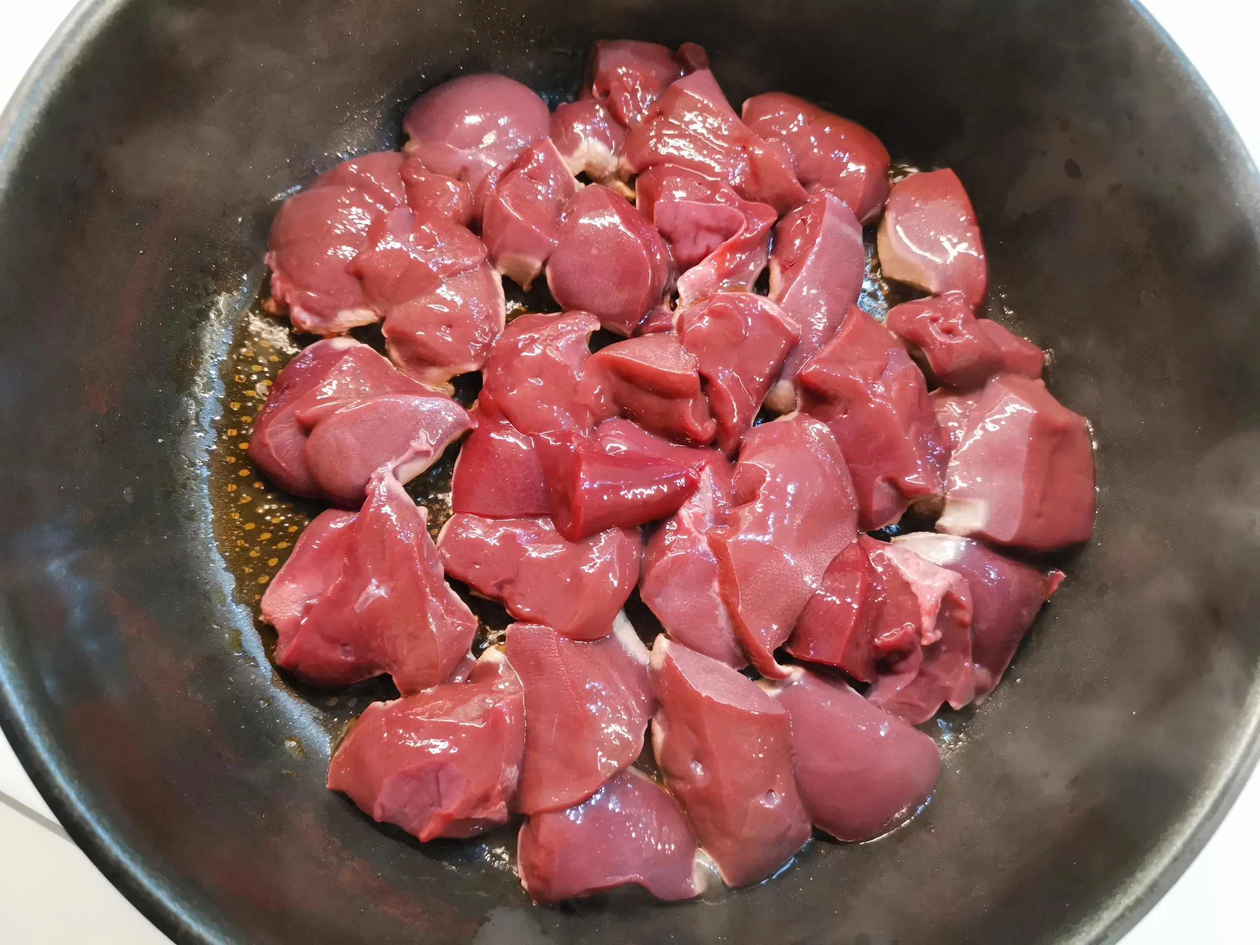 Шаг 4: Печень с луком в сметане