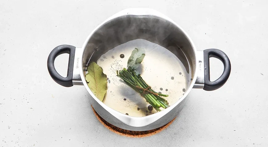 Пельмени со сметаной в горшочке: шаг 4