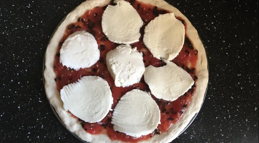 Пицца Маргарита в духовке: шаг 4