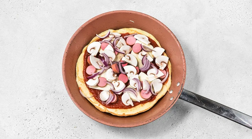 Пицца на сковороде на кефире: шаг 4