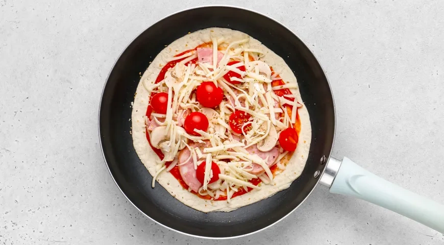 Пицца на тортилье на сковороде: шаг 4