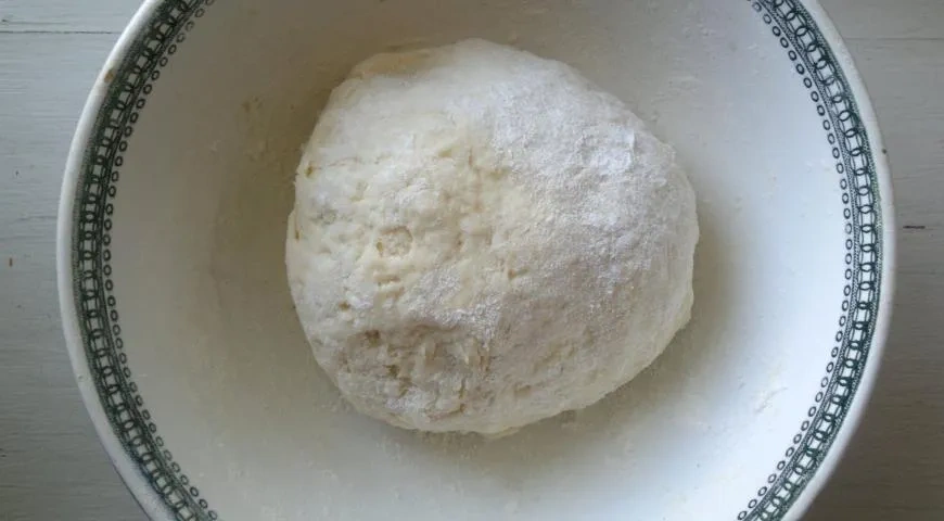 Пирог из творожного теста со сливами и ореховой карамелью: шаг 4