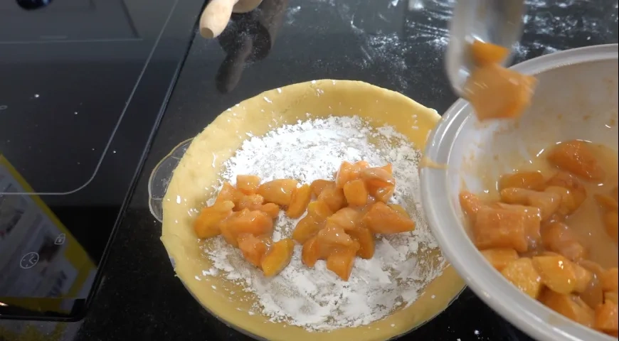 Пирог плетенка с абрикосами: шаг 4