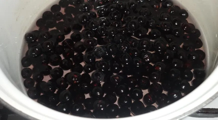 Пирог с ягодами и фруктами в сметанно-творожном суфле: шаг 4