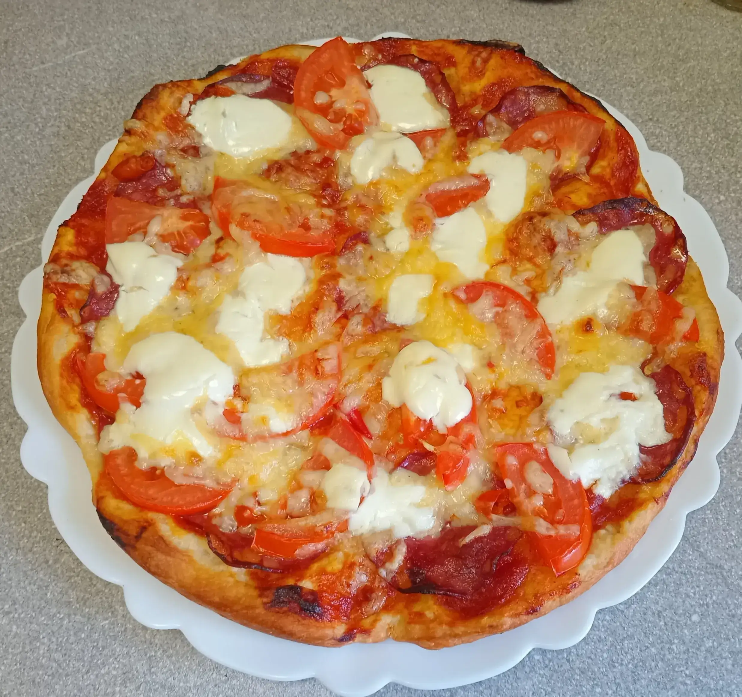 Пицца с копчёной колбасой, помидором и сыром: шаг 4