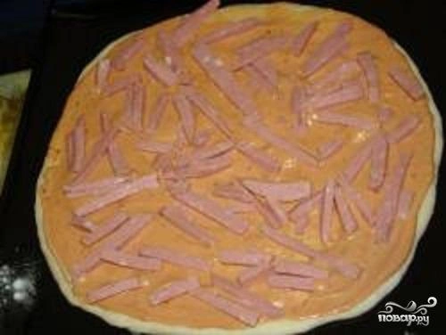 Шаг 4: Пицца с помидорами колбасой и сыром
