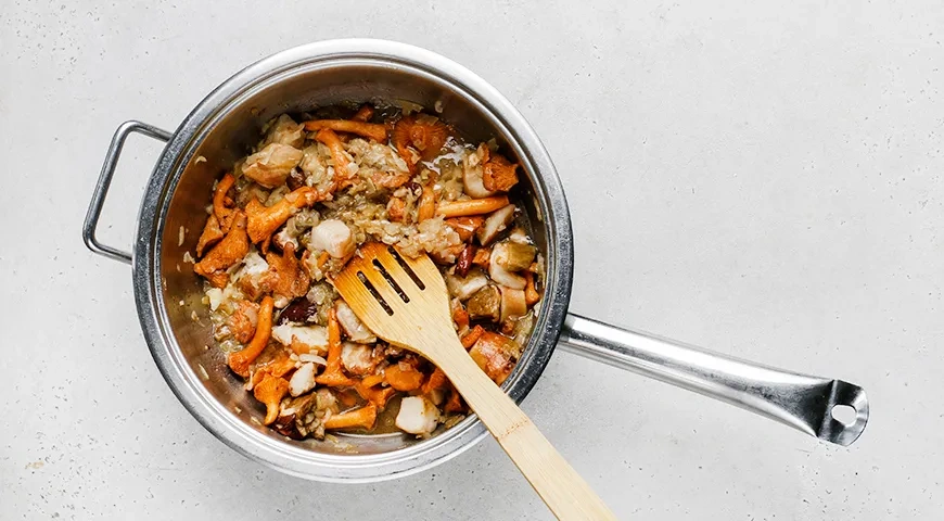 Подлива из замороженных грибов: шаг 4