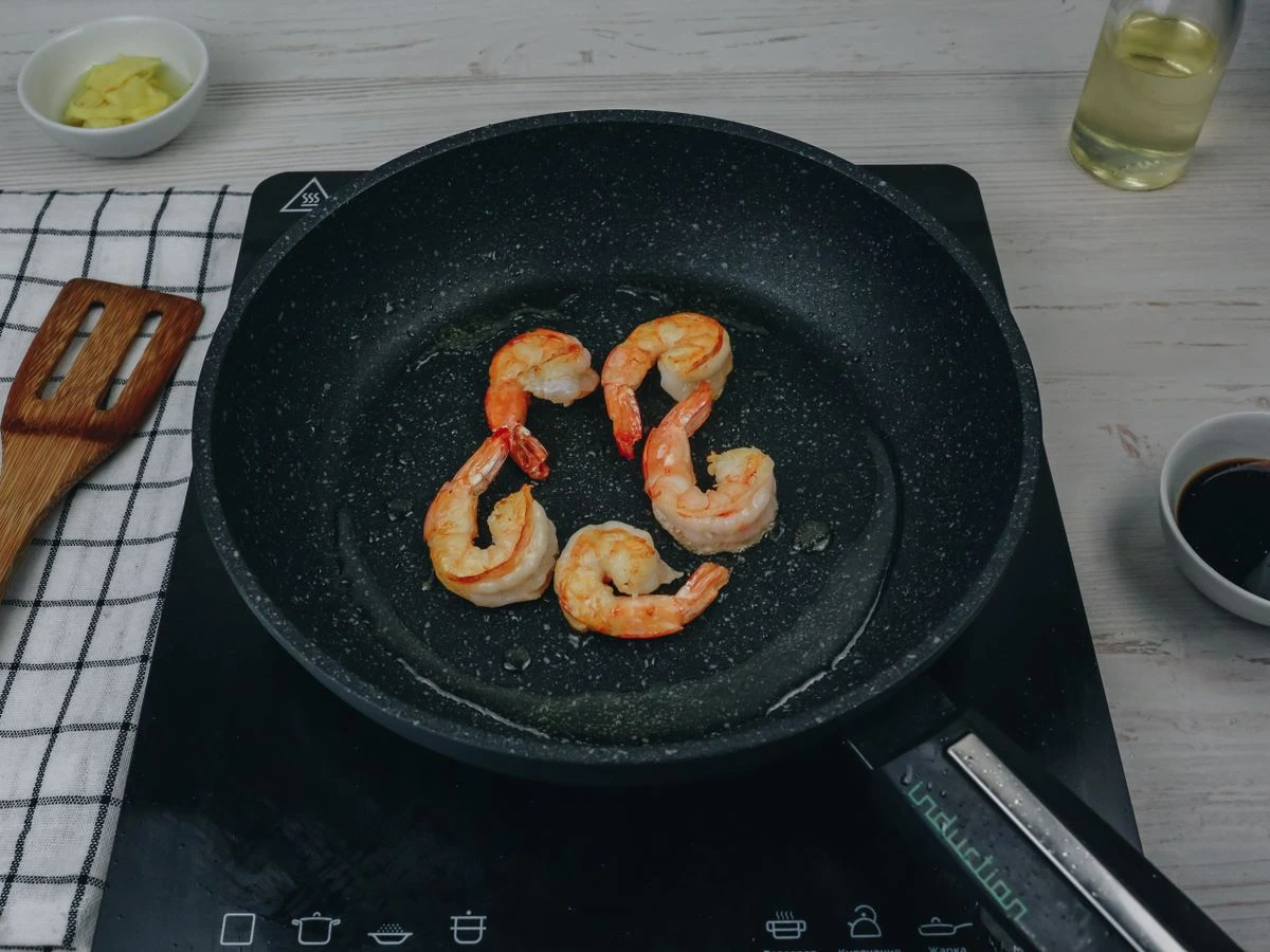 Шаг 4: Поке с креветками в соусе свит чили