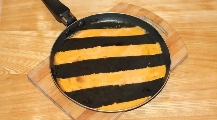 Полосатый омлет с начинкой: шаг 4