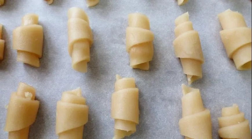 Постные рогалики с мармеладом: шаг 4